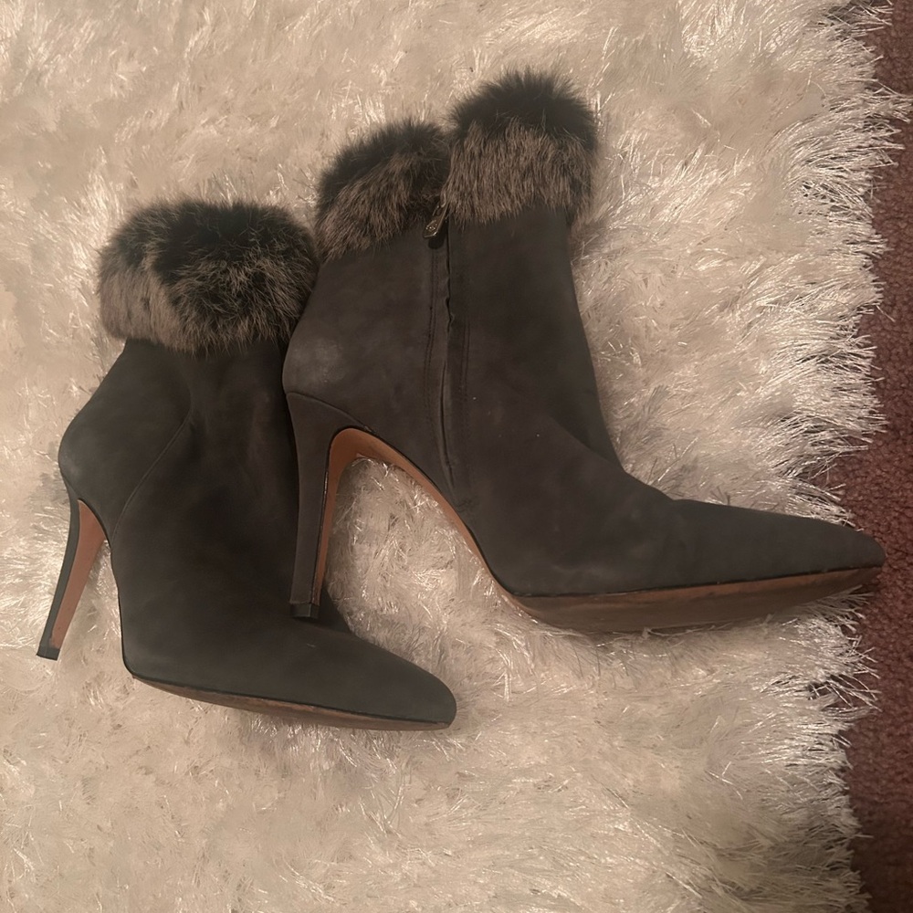 Elegant Black Suede Ankle Boots with Fur Trim